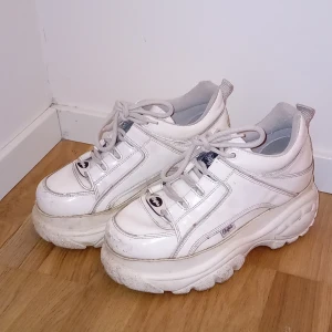 Buffalo - Platåskor från Buffalo. De har varit med på många äventyr och är ganska slitna, därav det låga priset 💓