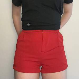 Säljer ett par jättesnygga röda shorts som aldrig har använts. Säljer då midjan är lite för liten. Har mått 74 cm runt midjan❤️Annars passar den till personer med S