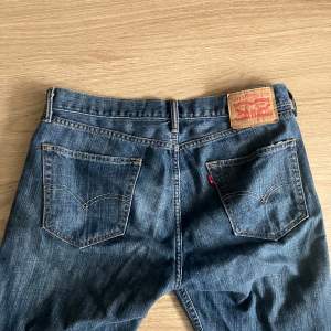 Fina jeans ifrån Levi's i modellen 505. Dem är hela och fina.  Jag kan mötas upp i Västerås, annars står köparen för frakten. 