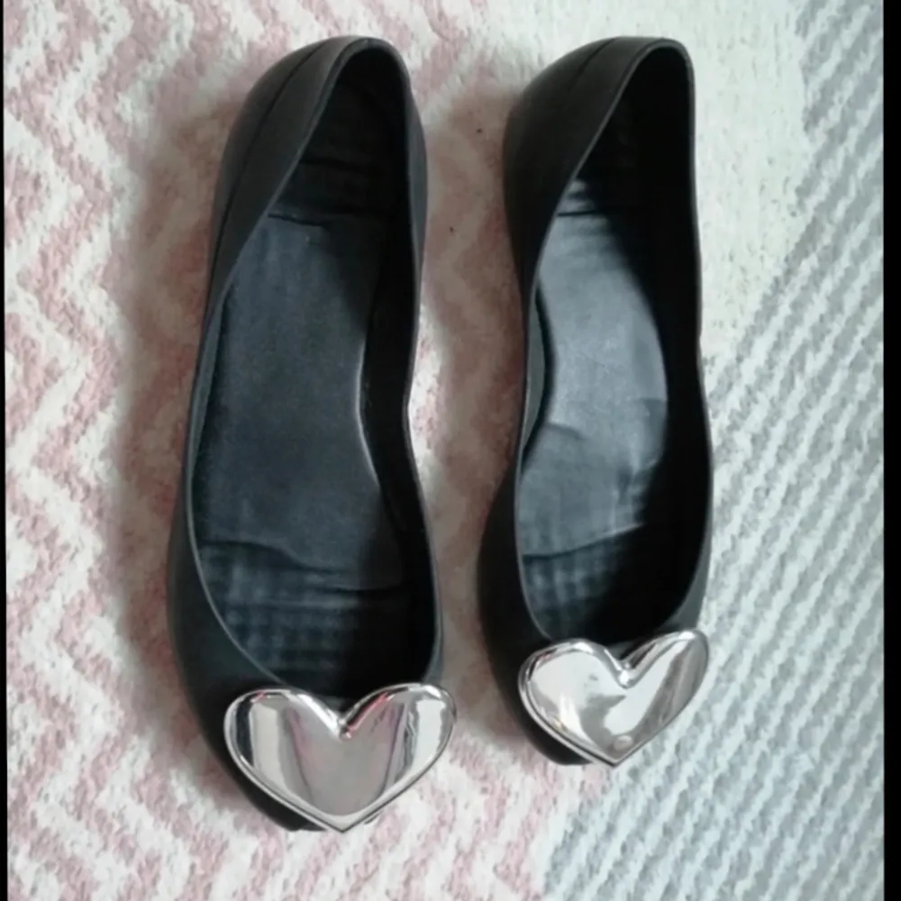 Svarta ballerinaskor med metallic hjärta på. Säljer då den är lite små på mig. Använda enstaka gånger men i väldigt bra skick🥰. Skor.