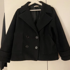 Designbysi kappa - Svart kappa från designbysi som är köpt förra året men använd fåtal gånger. Säljer för att det inte riktigt är min stil. Storlek xs/s men passar mig perfekt som vanligtvis har storlek M, Köpt ny för 757kr. Skriv så skickar jag fler bilder på jackan💗🫶