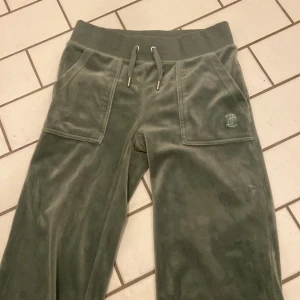 Juicy byxor - Det är intressekoll så kontakta mig innan du köper!!! Jag säljer mina juciy byxor då de inte kommer till användning. de är helt oanvända. skriv privat för fler bilder och frågor. Pris diskuteras💓