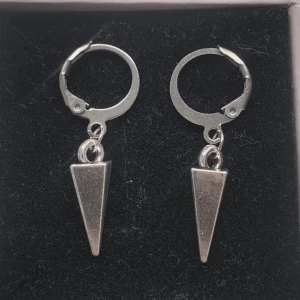 Örhängen  - Super fina egen gjorda örhängen. Köp en för 89kr eller ett par för 139kr. Modell 027