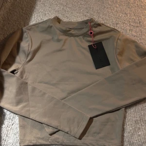 Cropped top activewear - Oanvänd cropped top i träningsmaterial från South Beach köpt på Asos.