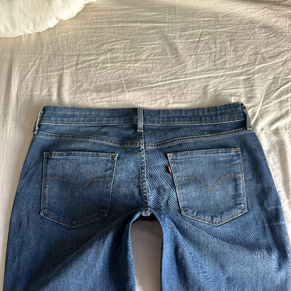 Vintage lågmidjade bootcut Levis jeans💓midja 41 innerben 80 jae 165. Jeans & Byxor.