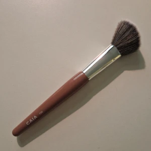 Caia sminkborste F06  - Använd några gånger. Fint skick. 