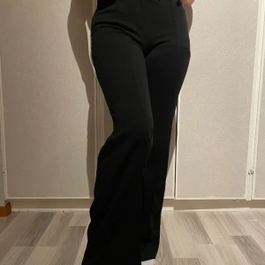 Kostymbyxor  - Kostymbyxor i storlek S Fina konstymbyxor i bra skick men långa i benen så passar dig som är längre