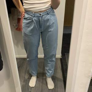 Ljusblåa loose fit jeans i storlek 38 från H&M. Använda ca 5-10 gånger och i bra skick. Säljs då jag tycker de är för korta på mig (är 1.74) 🪽