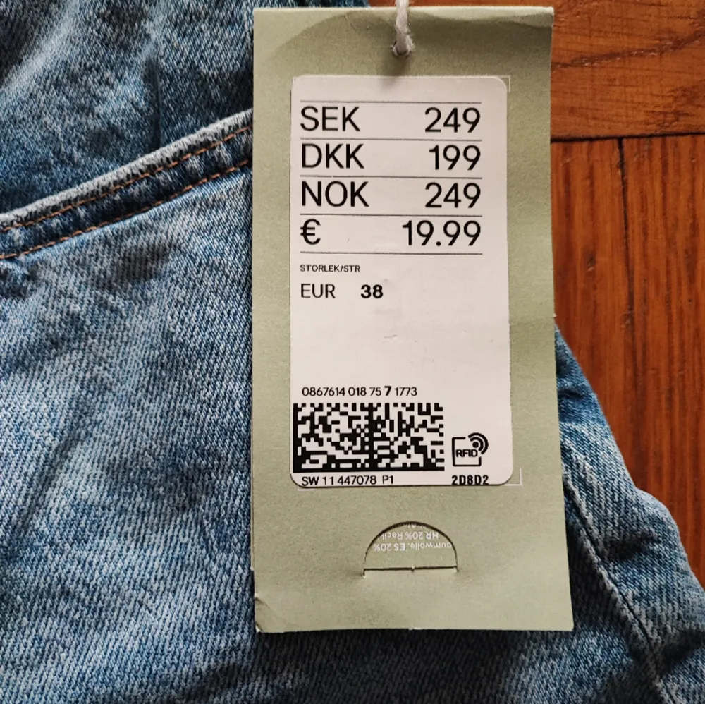 Säljer ett par nya jeans shorts i modellen mom shorts i storlek 38 Prislappen sitter kvar. Pris kan diskuteras . Shorts.