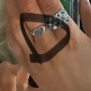 Ring - Säljer denna coola ring som jag inte använder längre! Ringen är justerbar❤️
