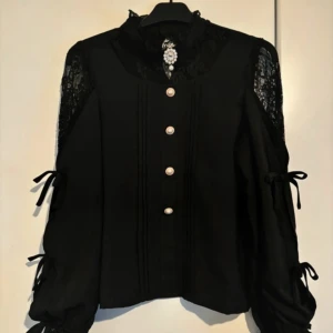 Jirai Kei blus  - Jirai Kei blus, spets och snördetaljer på ärmarna . Broschen är avtagbar! One size, passet XXS-S bäst. Gott skick. 