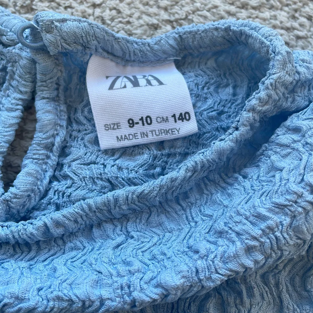 Jätte snygg zara tröja! Den är i st 9-10 och jag säljer den för att den är för liten för mig ❤️. Blusar.