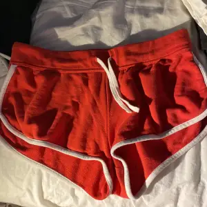 Röda shorts ifrån H&M