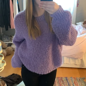 Lila stickad topp - Jättefin lila stickad topp från vero moda🩷 använd en gång🥰