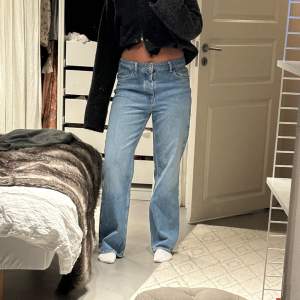 Säljer ett par låga och baggy jeans från Zara ☺️☺️ 