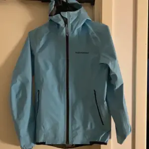 Peak performance Goretex Skaljacka i nyskick! Storlek xs dam  Knappt använd så i mycket gott skick! Nypris 3200kr