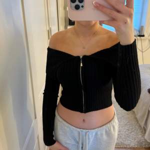 En offshoulder top med dragkedja, storlek xs, köpt från bershka. Helt oanvänd alltså i nyskick. Köparen står för frakten 🩷