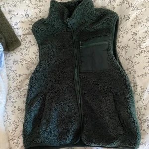 Teddy väst  - Teddy väst som är perfekt till våren🌼🌼