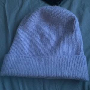 Ljus lila mössa 💜  - Köpt från monki💜