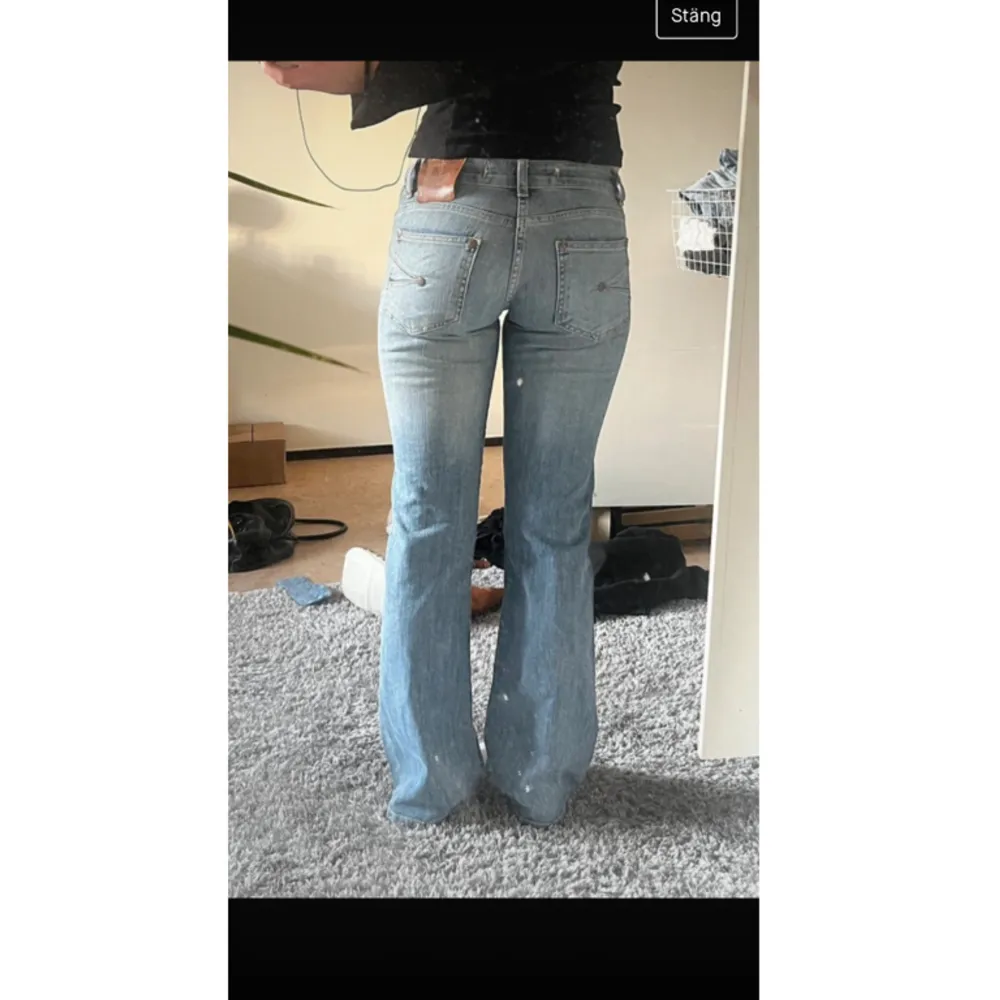 Assnygga lågmidjade jeans som tyvärr är för små för mig💓Midjemått: ca.37 cm Innerbenslängd: ca.80 cm. Jeans & Byxor.