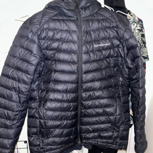 Peak performance jacka - Jackan är i bra skick förutom ett litet hål men det är inget som synd, hålet syns på bild 2, Nypris runt 3500 kr