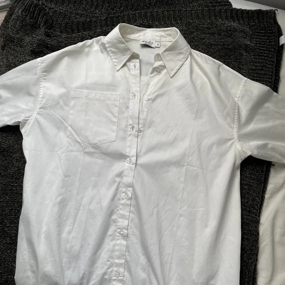Säjer den här snygga vita skjortan. Den är i nyskick, använd ett fåtal gånger. Storlek XS men passar även S. Skriv vid frågor🫶🏼. Skjortor.