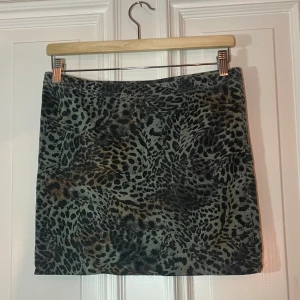 Leopardkjol - Jättesöt stretchig kjol som jag även har använt som topp några tillfällen. Midjemått, raktöver: 38,5 cm