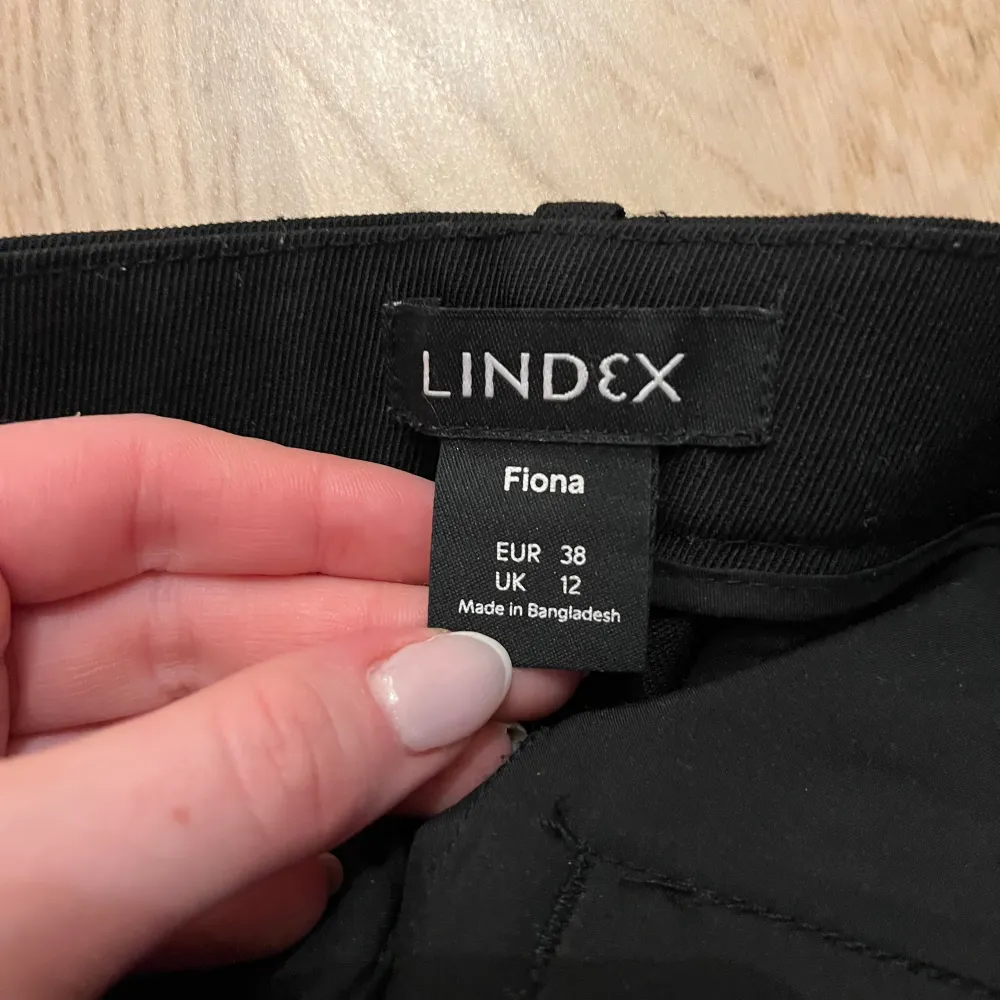 Raka kostymbyxor från lindex som enbart är använda en gång. Orginalpris 599 kr. Jeans & Byxor.