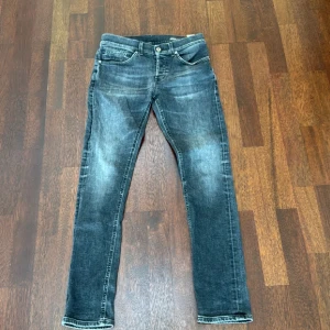 Dondup jeans - Dondup George storlek 32, mörkgråa med riktigt fet tvätt och mycket bra skick. 