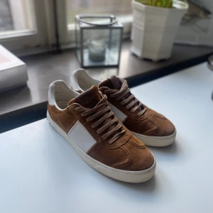 Valentino flycrew  - Tja nu säljer jag mina Valentino flycrew som är sparsamt använda, skick 9/10, storlek 43, alla nitar sitter kvar, nån enstaka nit sitter snätt. Tillkommer dustbag och box. skriv om ni har frågor