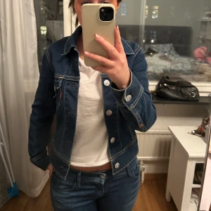 Jeans jacka - Jeans jacka från levis super cool