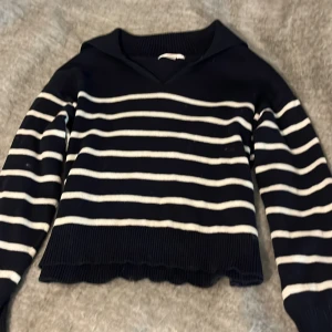Stickad tröja - Jag säljer denna mörk blå vit randiga stickade tröjan då den är för liten och används ej! Storlek 134/140