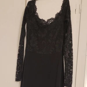 Spets jumpsuit  - Aldrig använd, prislappen kvar. Fler bilder finns!