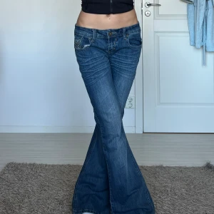 Lågmidjade jeans  - midjemått: 38cm rakt över, innerbenslängd: 81cm 💗 