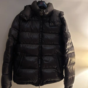 Moncler Maya Jacka - Säljer nu min ÄKTA Moncler Maya i färgen Navy/mörkblå i storlek 2 vilket motsvarar S/M. Den är köpt från VonGreven Closet så den är självklart äkta. Väldigt fint skick 8/10, mitt pris är 5499kr. Hör gärna av dig vid intresse! 