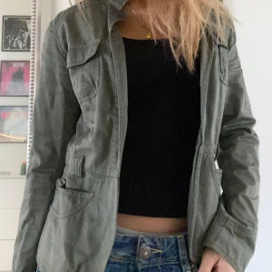 Vårjacka - Super najs jacka perfekt nu till våren!!