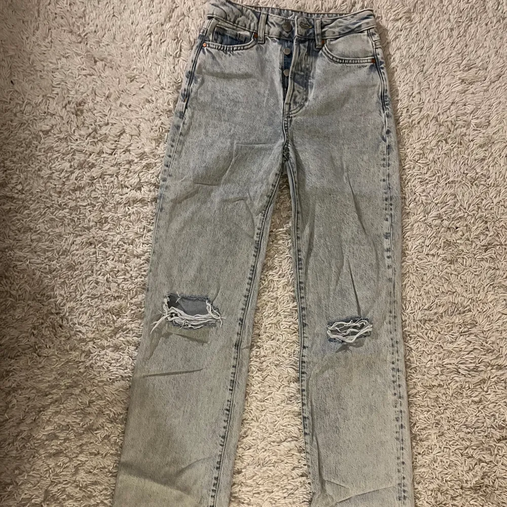 Raka jeans från bikbok i W24 L32 (xs), är högmidjade. Helt oanvända och därför är prislappen kvar. Har fått de men var inte rätt storlek. Svarar gärna på frågor/fler bilder💖. Jeans & Byxor.