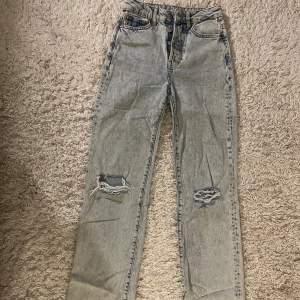 Raka jeans från bikbok i W24 L32 (xs), är högmidjade. Helt oanvända och därför är prislappen kvar. Har fått de men var inte rätt storlek. Svarar gärna på frågor/fler bilder💖