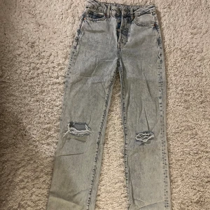 Raka jeans  - Raka jeans från bikbok i W24 L32 (xs), är högmidjade. Helt oanvända och därför är prislappen kvar. Har fått de men var inte rätt storlek. Svarar gärna på frågor/fler bilder💖