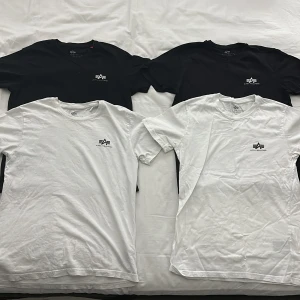 ALPHA INDUSTRIES t shirts (deal) - 2 använda fåtal gånger och 2 inprincip nya. Köp 1 för 50kr 2 för 100 och alla 4 för 150kr