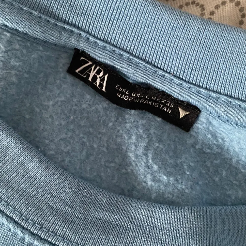 En jättefin blå sweatshirt från Zara i storlek L men skulle säga att den är mer S/M. Använd men i gott skick. Säljer pågrund av att jag inte använder den mycket.☺️. Tröjor & Koftor.