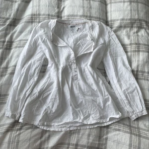 Skjorta  - Super fin perfekt till sommaren🎀 strl M men passar mig som är S också