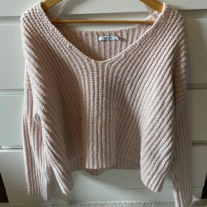 Stickad tröja  - Säljer denna superfina stickade tröjan som tyvärr inte kommer till användning längre. Den sitter som en half offshoulder på mig som är S i storlek annars. Den är i tjockt material.  Inga defekter då den inte har används så mycket. 🥰