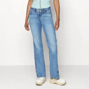 Intressekoll.  Ett par skit snygg Levis jeans i storlek 29x32 de är nästan helt oanvända använda kanske en eller två gånger. Nypris 1500