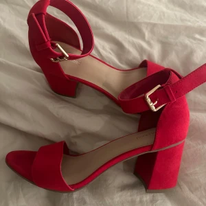 Klackskor - Använda vid 2 tillfällen. I bra skick. Sitter skönt på foten och är normala i storleken. Storlek 38.