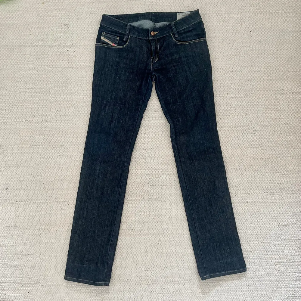 Säljer ett par Diesel jeans i väldigt gott skick. Tyvärr försmå för mig.  Storlek: W29 L32. Jeans & Byxor.