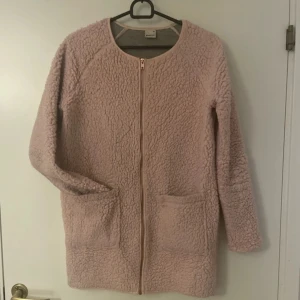 Vår jacka  - Lurvig mysig vårjacka. Storlek xs men är oversize så passar även en som har small. 