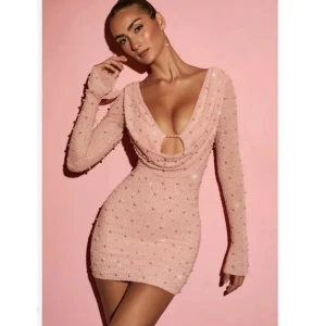 Ohpolly klänning - Säljer min Ohpolly klänning som är helt ny!  Med etikett och allting på!  Super snygg och passar utmärkt för fest! Storlek: Uk size 8 (Motsvarar storlek S) Färg: Rose  Köpt för 1000kr + US frakt Säljer för 800kr