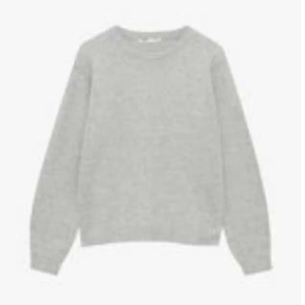 Ljus grå stickad tröja från Pull & Bear. Används ett par gånger. Älskar tröjan men kommer inte till någon användning. . Stickat.