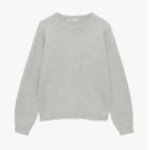Ljus grå stickad tröja från Pull & Bear. Används ett par gånger. Älskar tröjan men kommer inte till någon användning. 